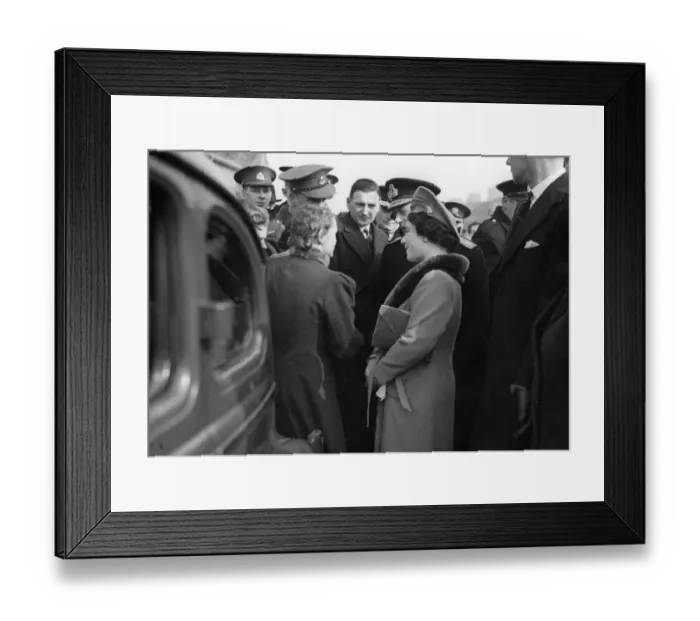 Framed Print : Queen Elizabeth and King George VI visit Swansea in South Wales