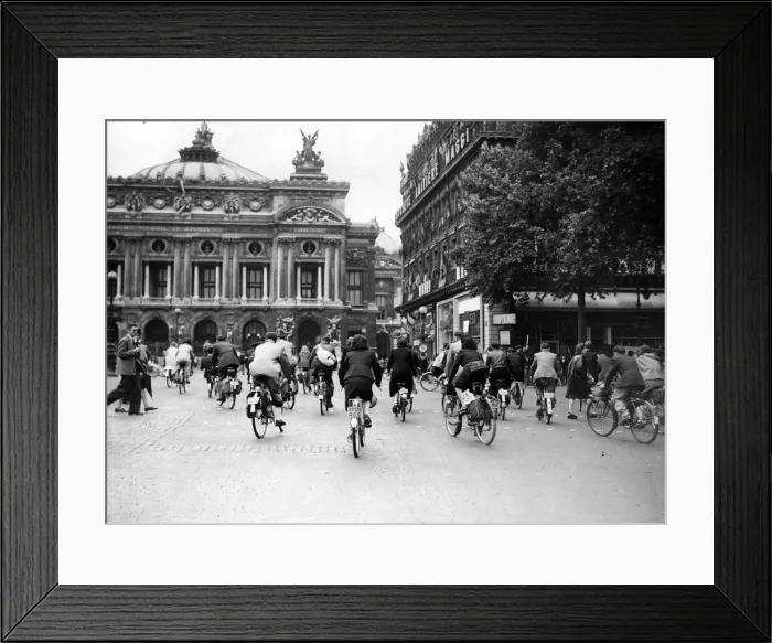 Framed Print : Scenes in Paris, France during World War Two. September 1944 Framed Print : Scenes in Paris, France during World War Two. September 1944