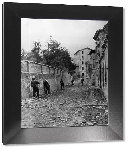 On the trail of the nazis in Ortona. Members of a Canadian regiment advancing down a