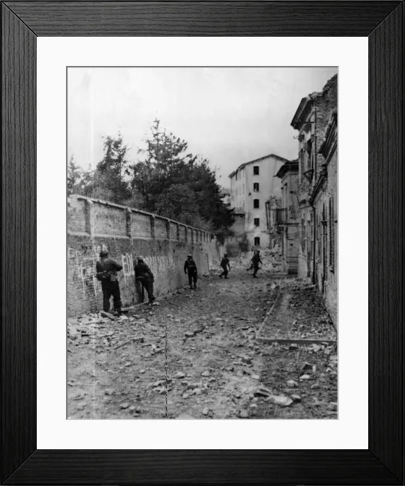 Framed Print : On the trail of the nazis in Ortona. Members of a Canadian regiment advancing down a Framed Print : On the trail of the nazis in Ortona. Members of a Canadian regiment advancing down a