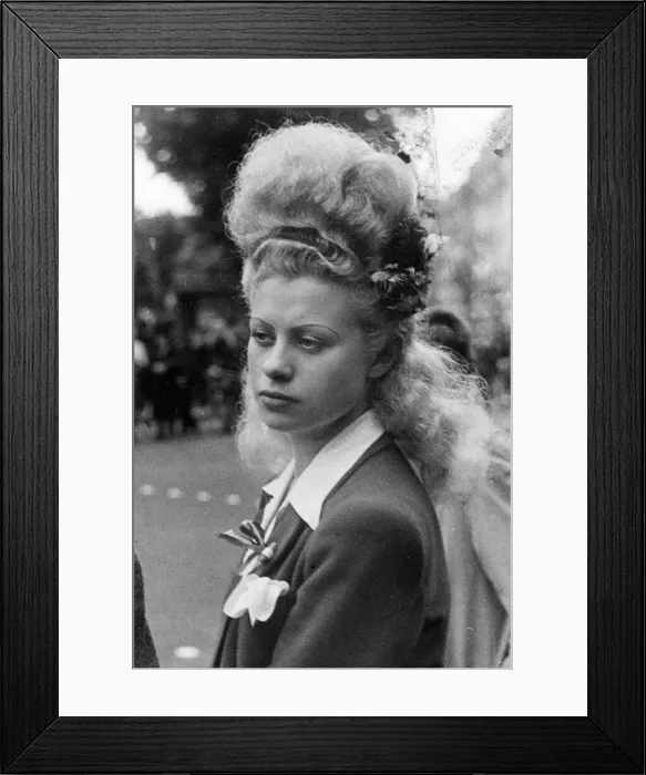 Framed Print : A Parisienne woman in Paris, France. September 1944 Framed Print : A Parisienne woman in Paris, France. September 1944