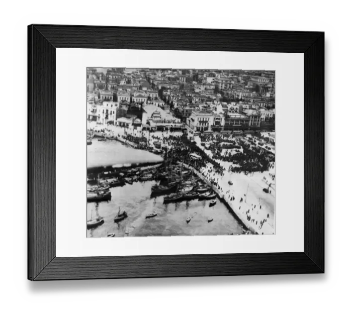 Framed Print : Greek crowds welcome British troops, Piraeus, Greece. A combined British