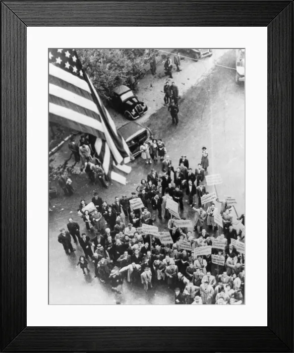 Framed Print : Cheering crowds outside the Amgot building in Naples, Southern Italy after hearing Framed Print : Cheering crowds outside the Amgot building in Naples, Southern Italy after hearing