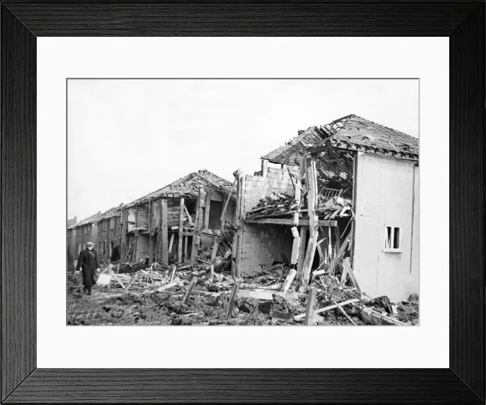 Framed Print : Picture shows residents of Aldborough Grove, in Hull, Yorkshire, after an air raid Framed Print : Picture shows residents of Aldborough Grove, in Hull, Yorkshire, after an air raid