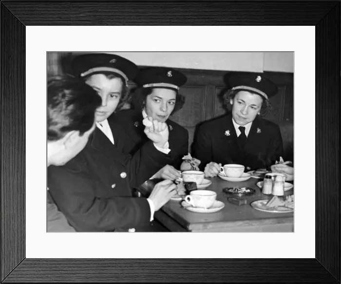 Framed Print : One hundred American nurses have arrived in England, and are staying in Charles Street, W Framed Print : One hundred American nurses have arrived in England, and are staying in Charles Street, W