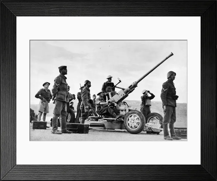 Framed Print : Greek soldiers stand by an a gun, manned by British soldiers
