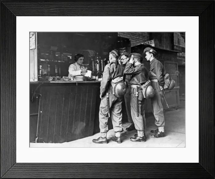 Framed Print : Daisy Green, aged 42, serving tea to soldiers at Waterloo Station, London Framed Print : Daisy Green, aged 42, serving tea to soldiers at Waterloo Station, London