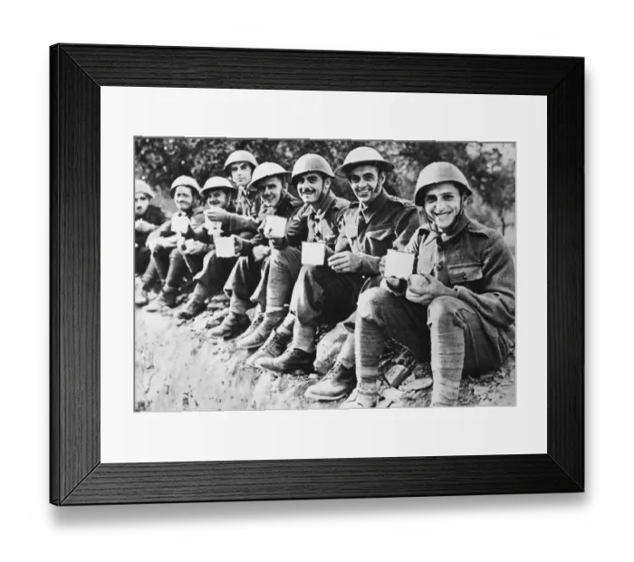 Framed Print : Greek and British soldiers enjoying a cuppa during World War 2. 1st December 1940