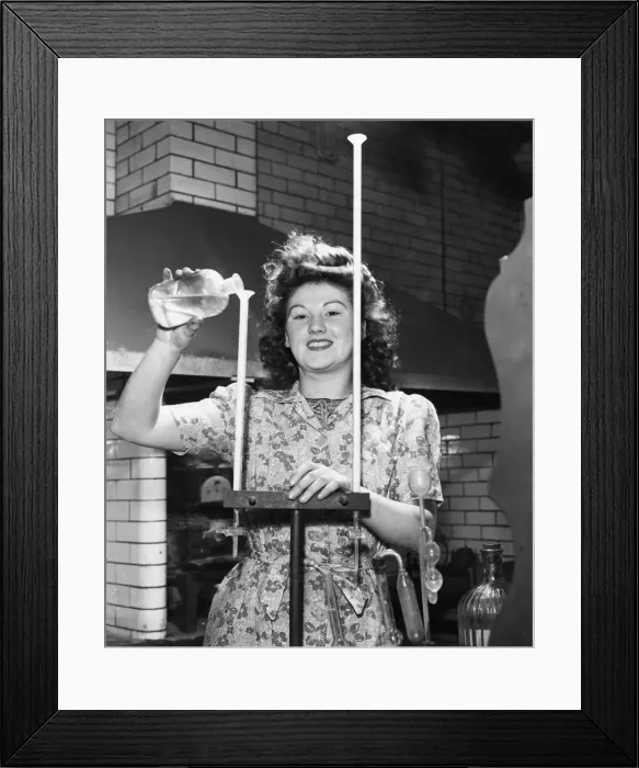 Framed Print : Miss Joyce Richardson, aged 21 of Rotherham, South Yorkshire at work as a junior chemist Framed Print : Miss Joyce Richardson, aged 21 of Rotherham, South Yorkshire at work as a junior chemist
