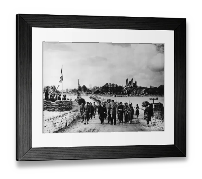 Framed Print : General Charles De Gaulle of France leads Allied soldiers in to Southern France Framed Print : General Charles De Gaulle of France leads Allied soldiers in to Southern France