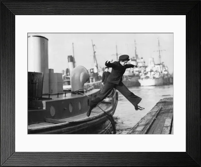 Framed Print : Wren boat crews. 20th November 1944, Plymouth. Wrens ratings have manned most of the duty Framed Print : Wren boat crews. 20th November 1944, Plymouth. Wrens ratings have manned most of the duty