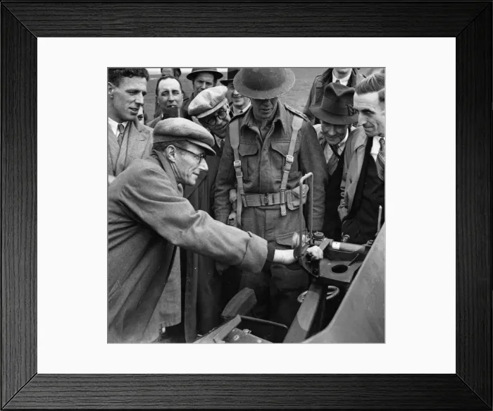 Framed Print : A party of factory workers recently visited an anti-tank regiment where they saw the guns Framed Print : A party of factory workers recently visited an anti-tank regiment where they saw the guns