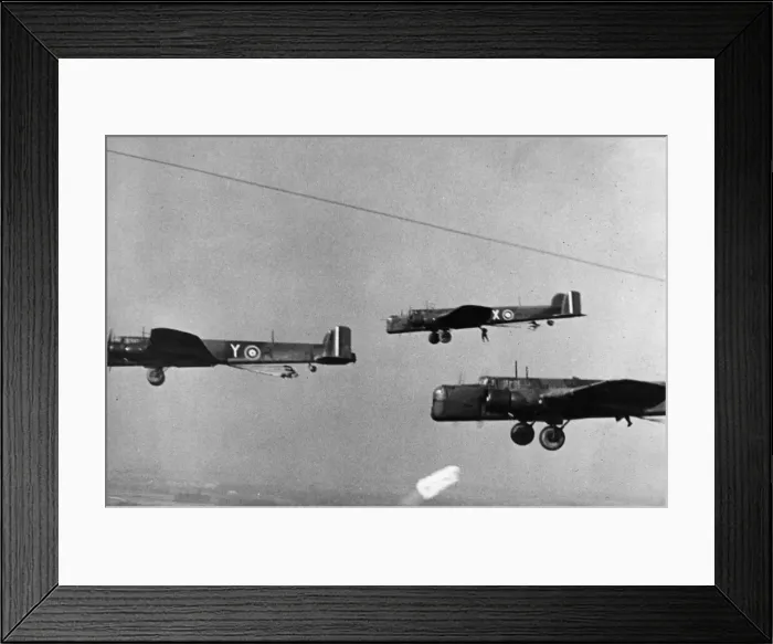 Framed Print : Paratroops under instruction at an RAF base in Britain where the Army Framed Print : Paratroops under instruction at an RAF base in Britain where the Army