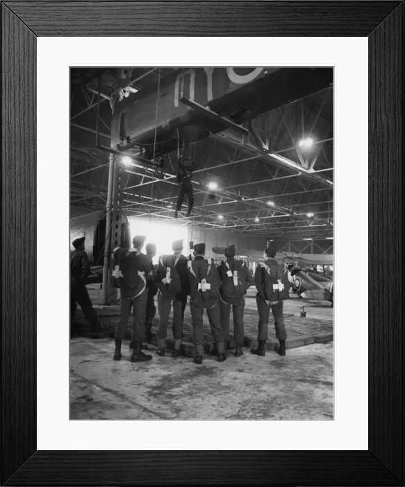 Framed Print : Paratroops under instruction at an RAF base in Britain where the Army Framed Print : Paratroops under instruction at an RAF base in Britain where the Army