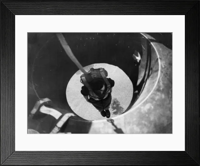 Framed Print : Britains paratroops do their training jumps from a static balloon Framed Print : Britains paratroops do their training jumps from a static balloon