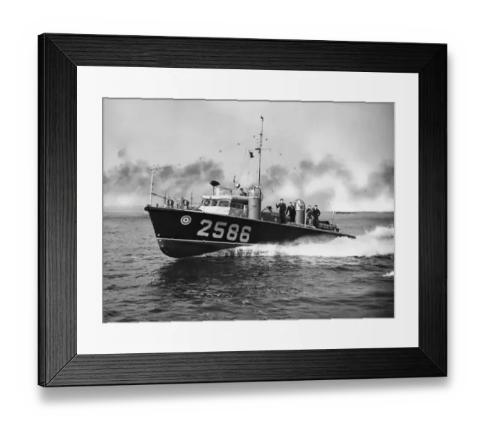 Framed Print : Royal Air Force Marine Branch 67-ft Thornycroft High Speed Launch HSL 2586 seen Framed Print : Royal Air Force Marine Branch 67-ft Thornycroft High Speed Launch HSL 2586 seen