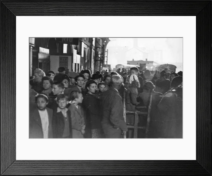 Framed Print : Crowds at Victoria Station, London, welcoming home the troops of the BLA, from France