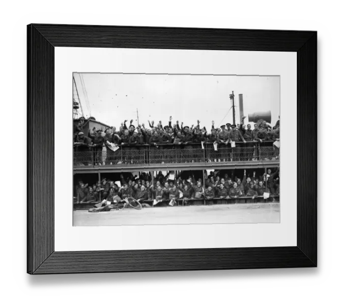 Framed Print : Picture shows the BEF (The British Expeditionary Force) leaving for France Framed Print : Picture shows the BEF (The British Expeditionary Force) leaving for France