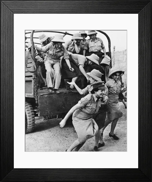 Framed Print : A. T. S. volunteers arrive in the Middle East. 10th June 1942 Framed Print : A. T. S. volunteers arrive in the Middle East. 10th June 1942