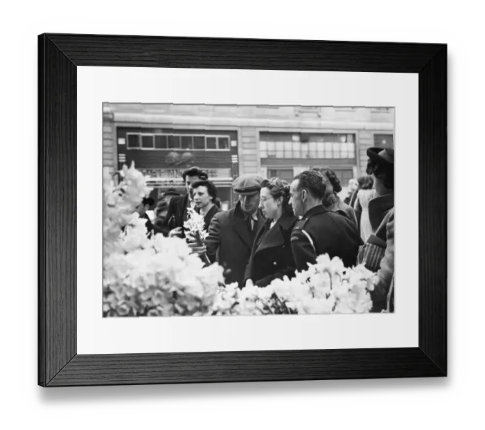 Framed Print : Flowers being bought in The Strand, London. Flowers are cut price at this time