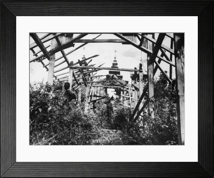 Framed Print : Askaris of the 11th East African Division occupy Kalewa part of the Chindwin River Port