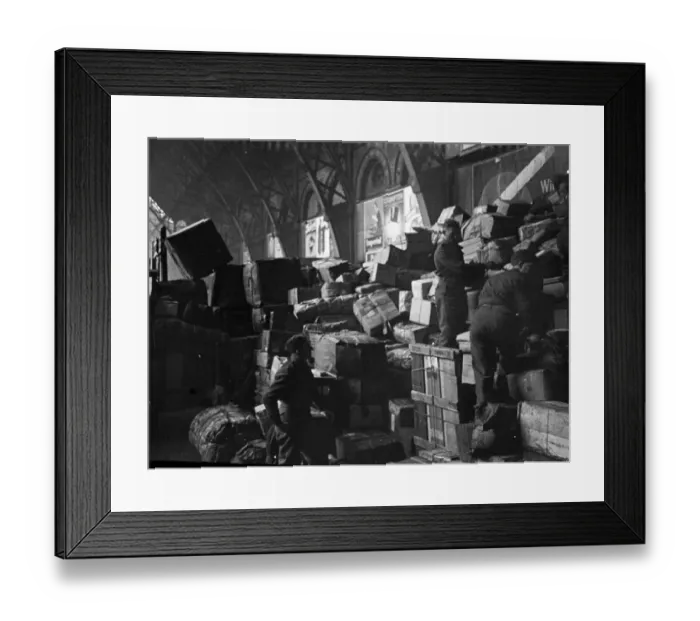 Framed Print : Christmas Parcels at St Pancras Train Station in London Framed Print : Christmas Parcels at St Pancras Train Station in London