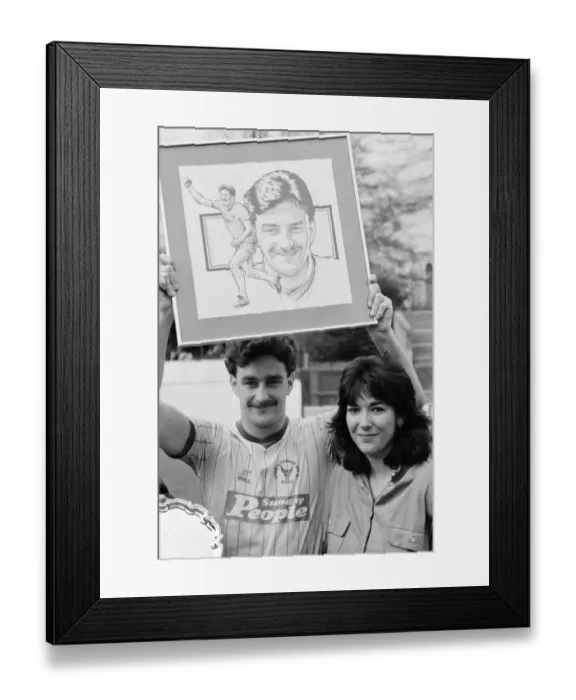 Framed Print : Oxford striker John Aldridge is presented with the Mirror footballer of the month award