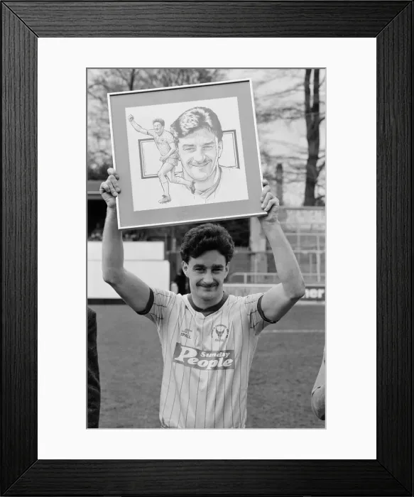 Framed Print : Oxford striker John Aldridge is presented with the Mirror footballer of the month award