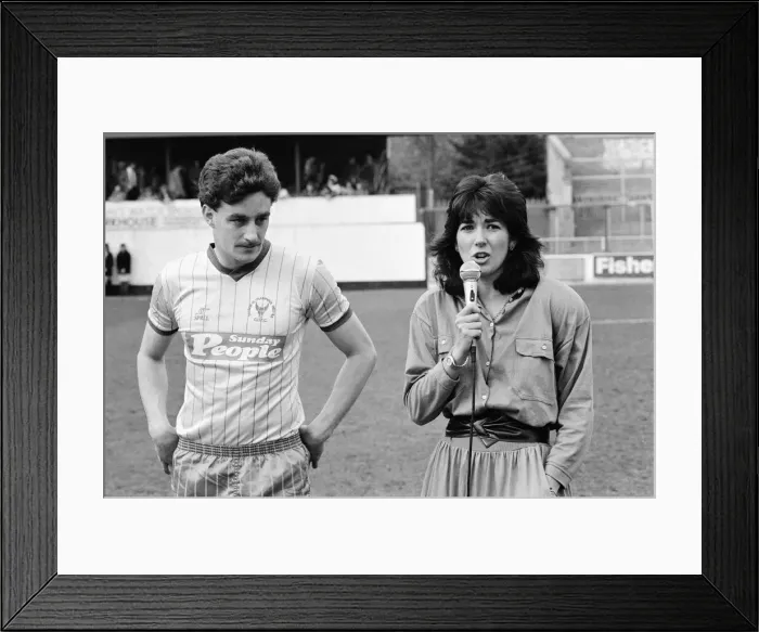 Framed Print : Oxford striker John Aldridge is presented with the Mirror footballer of the month award