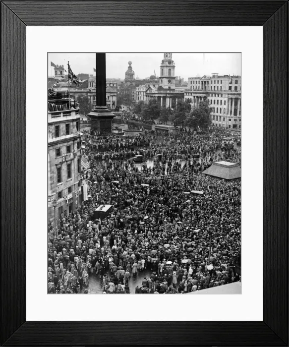 Framed Print : VJ Day in Trafalgar Square, London. 15th August 1945 Framed Print : VJ Day in Trafalgar Square, London. 15th August 1945
