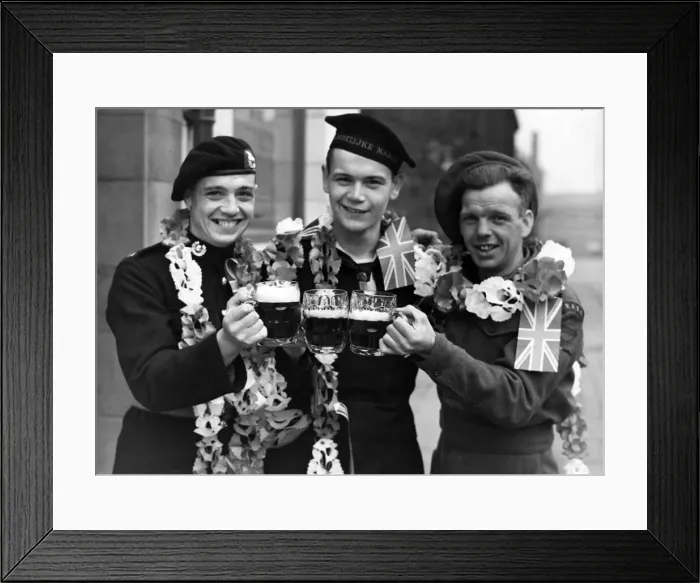Framed Print : VE Day celebrations in Manchester. 8th May 1945 Framed Print : VE Day celebrations in Manchester. 8th May 1945