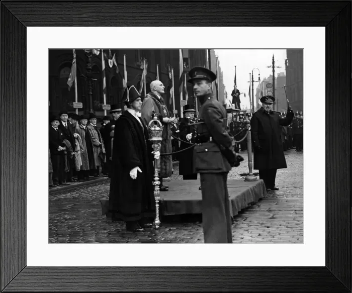 Framed Print : Manchester Victory Parade. The scene in Albert Square after the Cathedral Service Framed Print : Manchester Victory Parade. The scene in Albert Square after the Cathedral Service