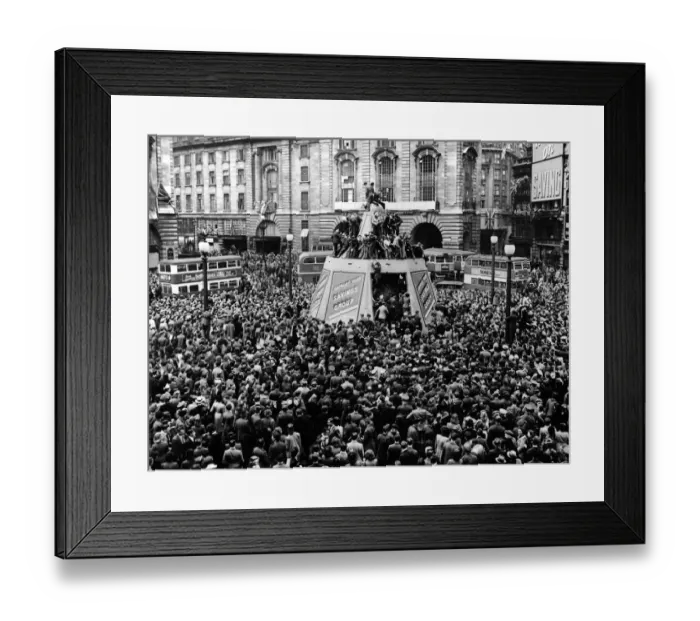 Framed Print : Victory day celebrations in London. 8th May 1945 Framed Print : Victory day celebrations in London. 8th May 1945