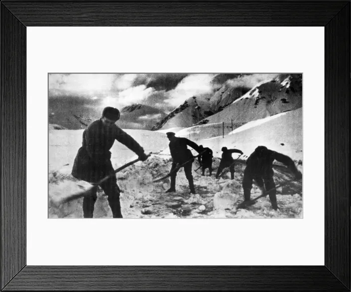 Framed Print : Soldiers of the Soviet Red Army, well wrapped up against the winter cold Framed Print : Soldiers of the Soviet Red Army, well wrapped up against the winter cold
