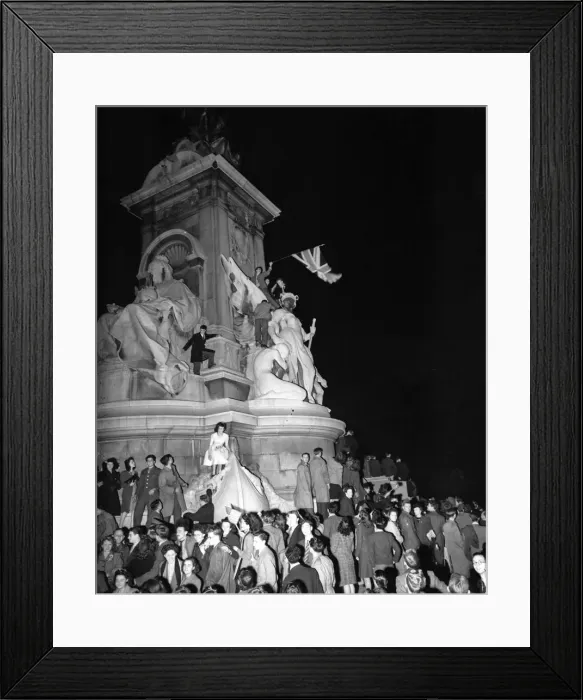 Framed Print : Victory day celebrations at the Victoria Memorial, London. 8th May 1945 Framed Print : Victory day celebrations at the Victoria Memorial, London. 8th May 1945