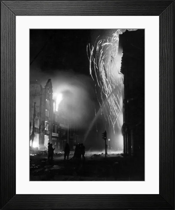 Framed Print : Aftermath of a Nazi raid in Southwark, London. 17th April 1941 Framed Print : Aftermath of a Nazi raid in Southwark, London. 17th April 1941