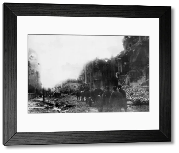 Framed Print : Soviet Red Army troops taking part in the battle against the German army for control of Framed Print : Soviet Red Army troops taking part in the battle against the German army for control of