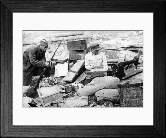 Framed Print : Residents return to their homes in the Russian town of Yelyna Framed Print : Residents return to their homes in the Russian town of Yelyna