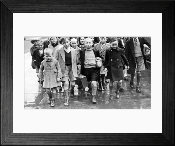 Framed Print : Mrs Rivers walking with evacuee children at St Pancras. They are returning from Suffolk Framed Print : Mrs Rivers walking with evacuee children at St Pancras. They are returning from Suffolk