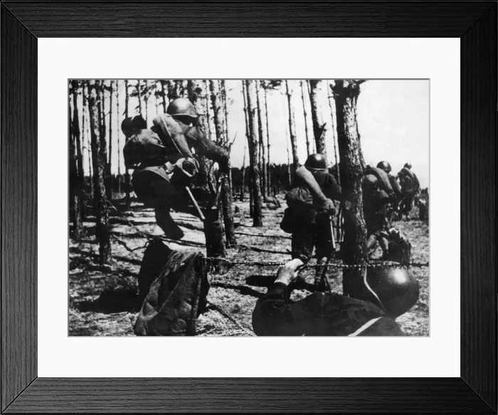 Framed Print : Soldiers of the Soviet Red Army surmounting a barbed wire obstacle while advancing to Framed Print : Soldiers of the Soviet Red Army surmounting a barbed wire obstacle while advancing to