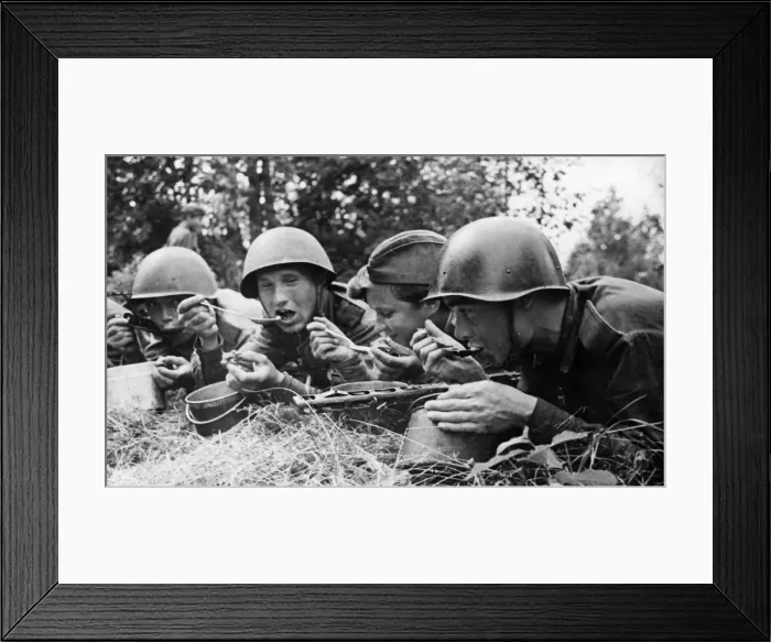 Framed Print : Meal time for soldiers of the Soviet Red Army on the Russian Front in the fight against Framed Print : Meal time for soldiers of the Soviet Red Army on the Russian Front in the fight against
