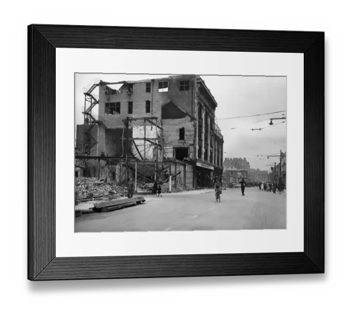 Framed Print : Scenes in Hull, the most severely damaged British city or town during the Second World Framed Print : Scenes in Hull, the most severely damaged British city or town during the Second World