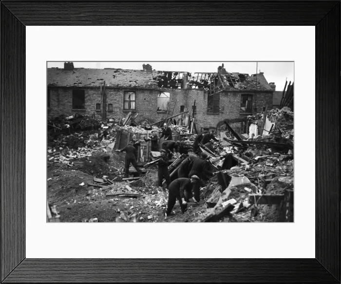 Framed Print : Scenes in Hull, the most severely damaged British city or town during the Second World Framed Print : Scenes in Hull, the most severely damaged British city or town during the Second World