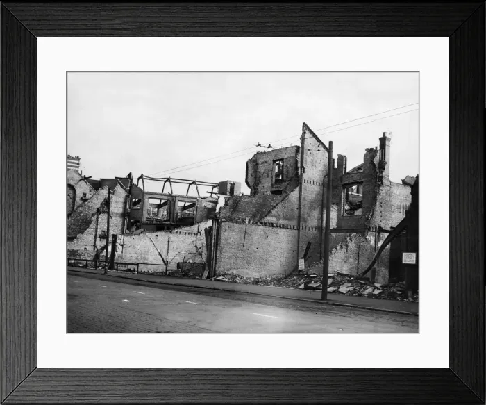 Framed Print : Scene of destruction in King Edward Street, Hull after it was bombed by the German Framed Print : Scene of destruction in King Edward Street, Hull after it was bombed by the German