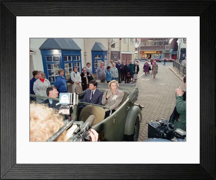 Framed Print : Dame Vera Lynn opens a Blitz Experience exhibition at Coventry Framed Print : Dame Vera Lynn opens a Blitz Experience exhibition at Coventry