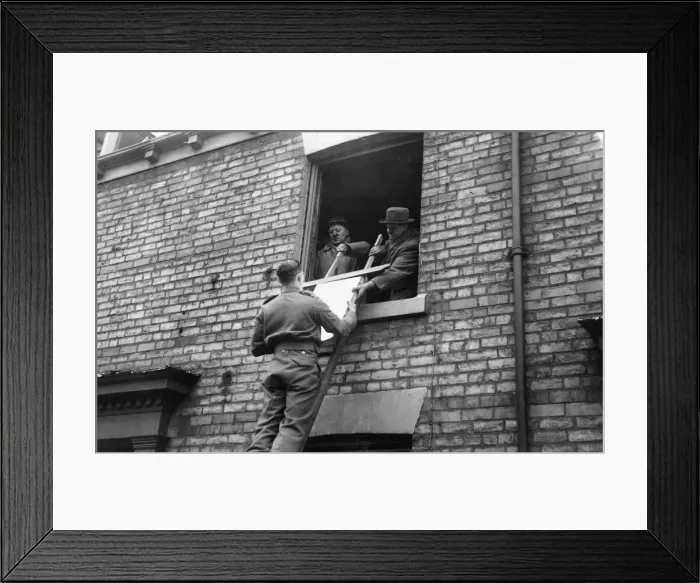 Framed Print : Scenes in Hull, the most severely damaged British city or town during the Second World Framed Print : Scenes in Hull, the most severely damaged British city or town during the Second World