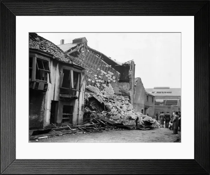 Framed Print : Scenes in Hull, the most severely damaged British city or town during the Second World Framed Print : Scenes in Hull, the most severely damaged British city or town during the Second World