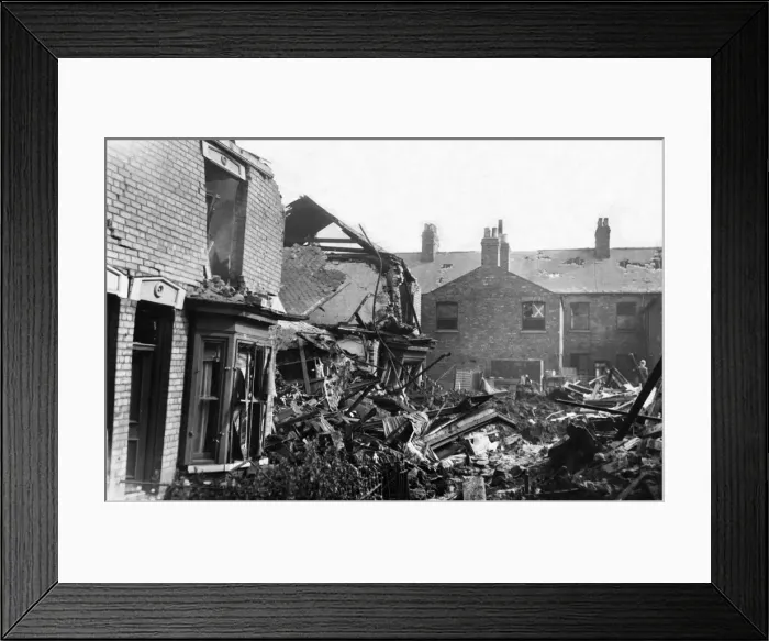 Framed Print : Scenes in Hull, the most severely damaged British city or town during the Second World Framed Print : Scenes in Hull, the most severely damaged British city or town during the Second World