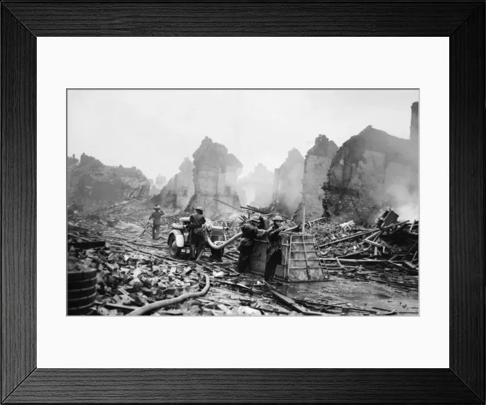 Framed Print : Scenes in Hull, the most severely damaged British city or town during the Second World Framed Print : Scenes in Hull, the most severely damaged British city or town during the Second World