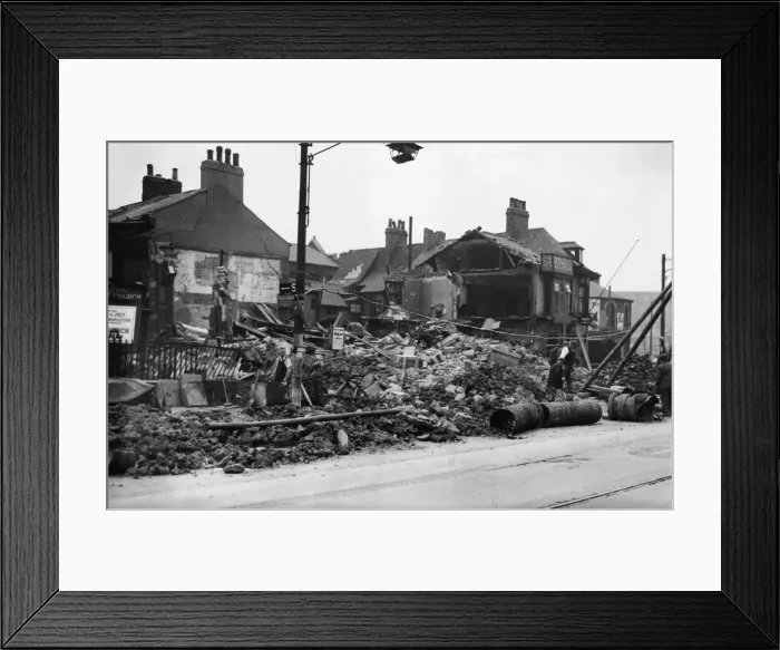 Framed Print : Scene of devastation to Midland Bank in Witham, Hull after it was bombed by the German Framed Print : Scene of devastation to Midland Bank in Witham, Hull after it was bombed by the German